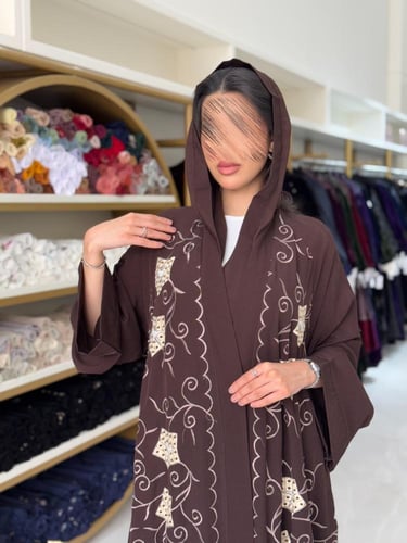 عباية مناير بقماش كريب ويفر مطرز بني