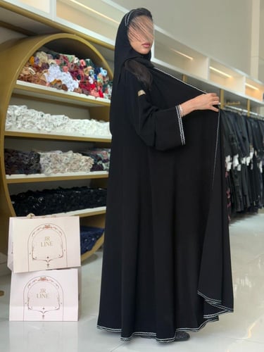 عباية رغد بقماش كريب ملكي بتطريز ابيض