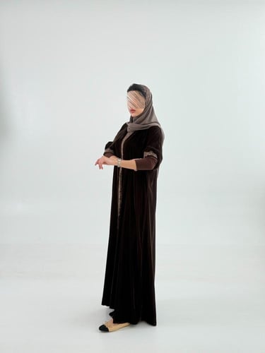 عباية سيلار بقماش مخمل كوري كم استرتش بدانتل بني