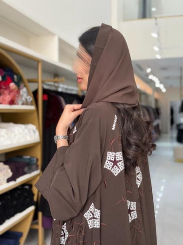 عباية مناير بقماش كريب ويفر مطرز بني محمر
