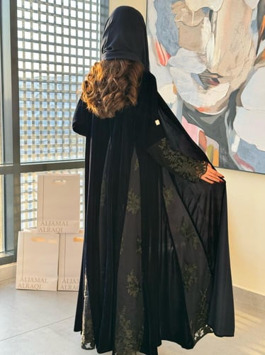 تشكيلة شتاء 2024 - عباية غادين بقماش مخمل دانتيل ا...