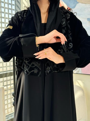 تشكيلة شتاء 2024 - عباية احتشام مخمل وكريب بلاك بت...