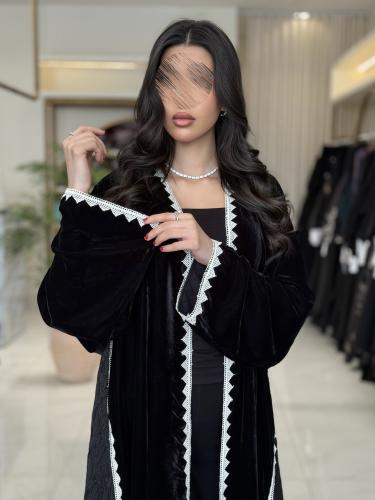 عباية سرور بقماش مخمل تدخيلات جاكار مزين بكلفه