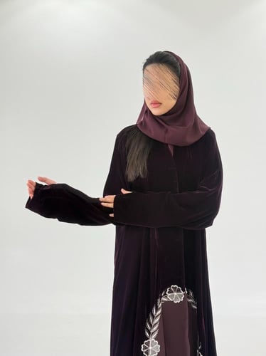 عباية الماس بقماش مخمل كوري بتطريز ورود عنابي (فتح...