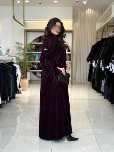 عباية لبنى بقماش مخمل كوري مطرز مزين بفصوص برغندي