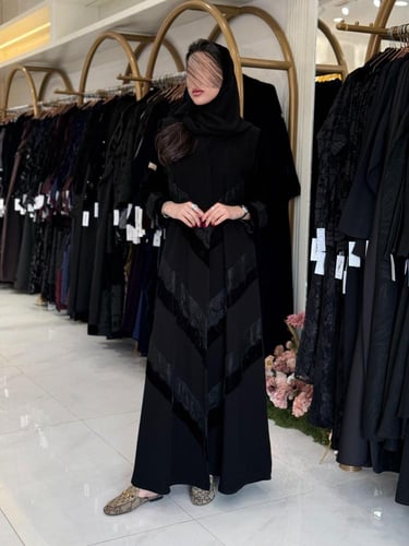 عباية نهله بقماش كريب الابداع بلمسات مخمل مع دانتل