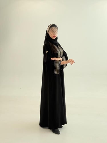 عباية ساميه بقماش كريب ملكي مع مخمل مطرز بيج