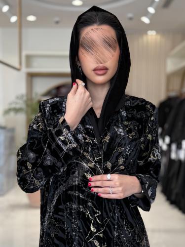 عباية الفاتنه بقماش شيفون مخمل ياباني اسود مع ذهبي