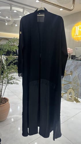 عباية نور بقماش كريب ملكي تدخيلات كريب اسود مزين ب...