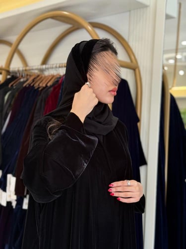 عباية ميسونة بقماش مخمل كوري بتطريز عنابي