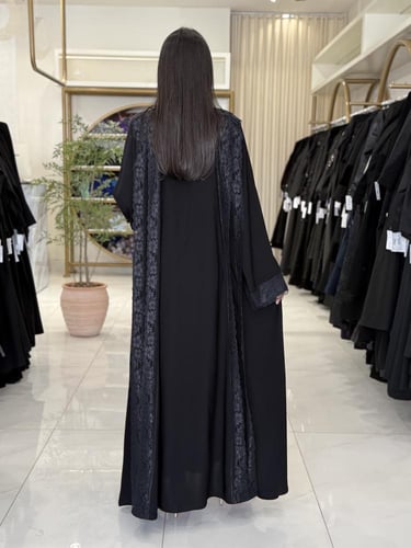 عباية سهام بقماش كريب رموش مزين بدانتل