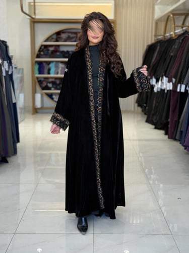عباية غدق بقماش مخمل كوري مزين بكلفه بني