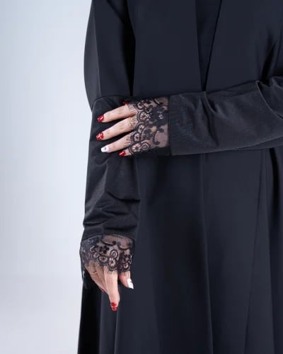 عباية لارا بقماش كرز مزين بدانتل اسود