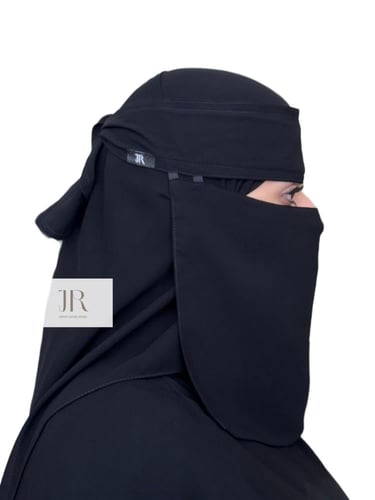 نقاب بقماش كوري وسط مغاطين ربطة عريضة