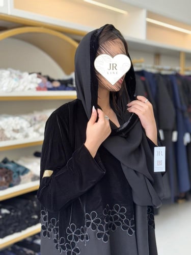 تشكيلة شتاء 2025 - عباية يولينا كريب بلاك مع مخمل...