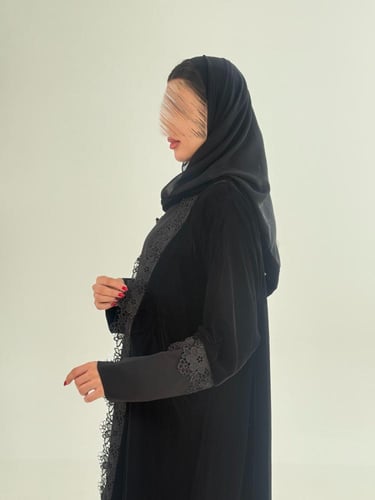 عباية عايدة بقماش مخمل كوري تدخيلات كريب الاناقه ب...