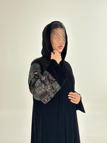 عباية تولاي بقماش مخمل كوري كم مطرز زيتي