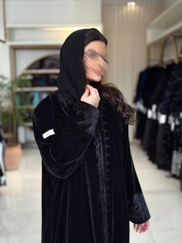 عباية نبيله بقماش مخمل كوري بتطريز هاري اسود