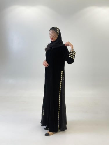 عباية زمرد بقماش مخمل كوري تدخيلات كسرات مورده