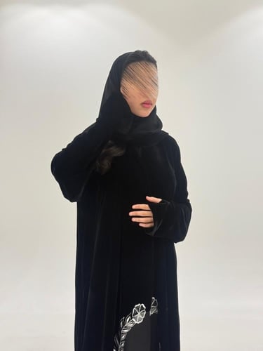 عباية الماس بقماش مخمل كوري بتطريز ورود اسود (فتحة...