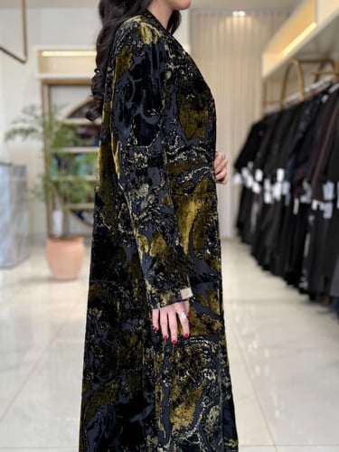 عباية الفاتنه بقماش شيفون مخمل ياباني اسود ذهبي 2