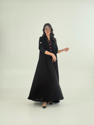 عباية وفاء بقماش كريب ملكي بتطريز عنابي