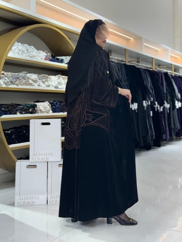 تشكيلة شتاء 2026 -عباية رغد نص بشت مطرز اسود مع بن...