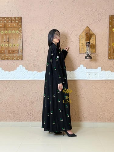 عباية اصرار بقماش كريب الاناقه بتطريز اخضر