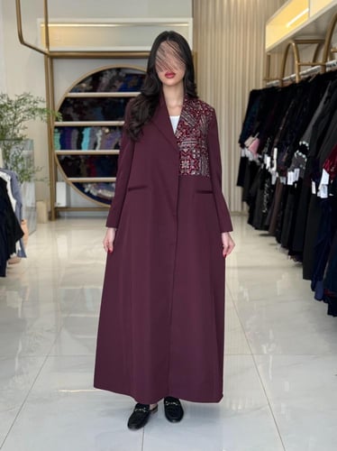 عباية مناهل بقماش كريب ايطالي بتطريز عنابي