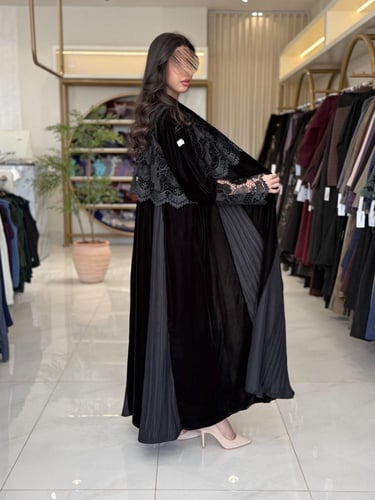 عباية لورا يقماش مخمل مع جبير بالصدر كسرات جوانب2