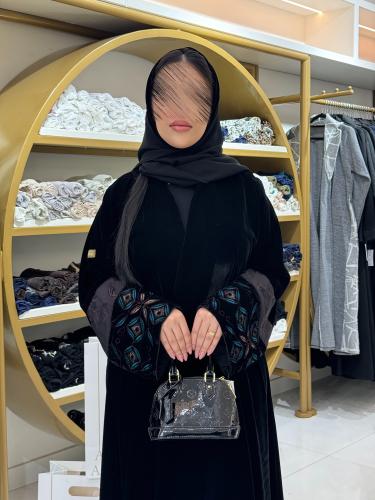 تشكيلة شتاء 2026 - عباية نشميه بقماش مخمل كوري كم...