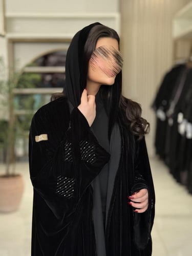 عباية لوتشيا بقماش مخمل كوري بشك بلاكمام قصة فراشه