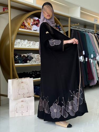 عباية نهاد بقماش كريب الابداع بتطريز بيج