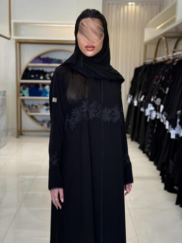 عباية اماني بقماش كريب ملكي مزين بكلفة ورود