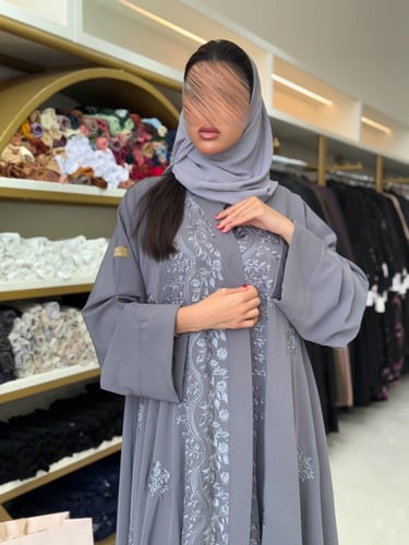 عباية جوانا بقماش كريب اوكراني مطرز فضي