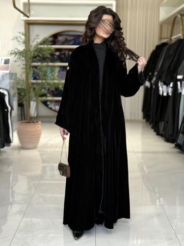 عباية لوسيا بقماس مخمل بشك اسود