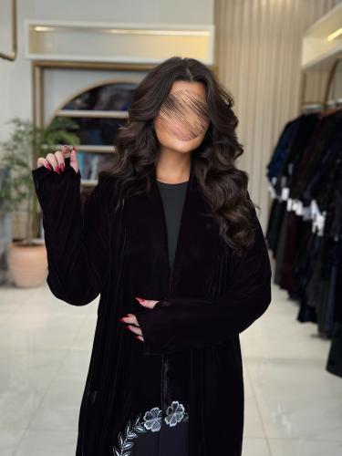 عباية الماس بقماش مخمل كوري بتطريز ورود موف (فتحة...