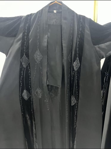 عباية سيم بقماش كريب الابداع تدخيلات مخمل بتطريز ه...