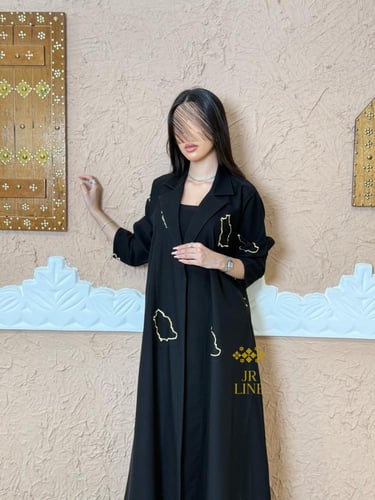 عباية عزة بقماش كريب الاناقة بتطريز ذهبي بياقة