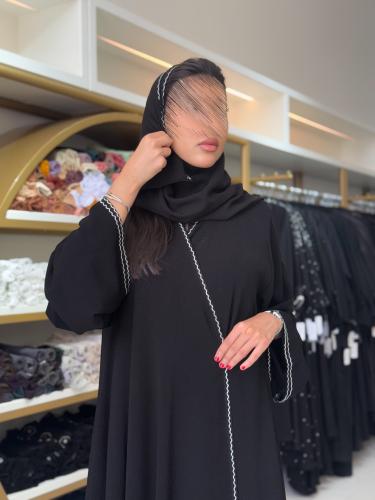 عباية رغد بقماش كريب ملكي بتطريز ابيض