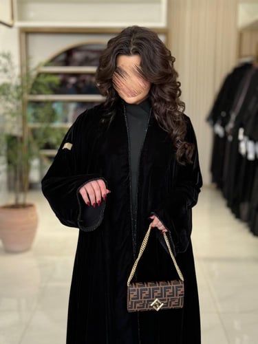 عباية لوسيا بقماس مخمل بشك اسود