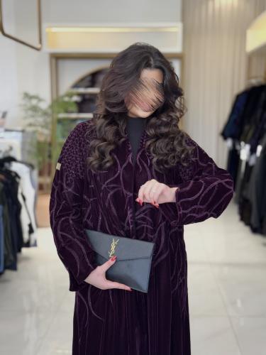 عباية لبنى بقماش مخمل كوري مطرز مزين بفصوص برغندي