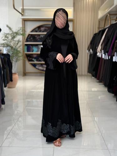 عباية باولا بقماش مخمل مزينه بكلفه