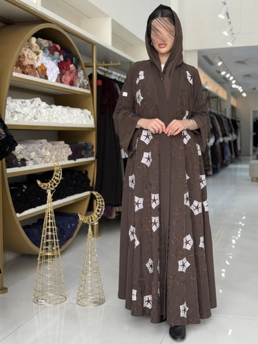 عباية مناير بقماش كريب ويفر مطرز بني محمر