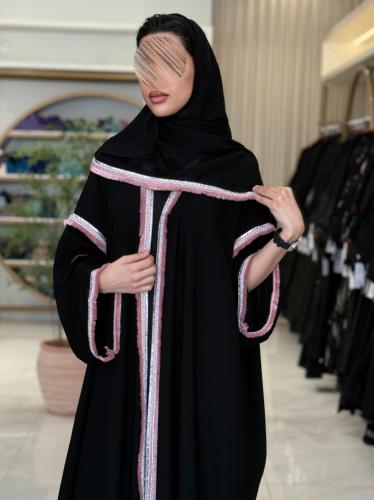 عباية شغف بقماش كريب ملكي مزين بكلفه هدب وردي