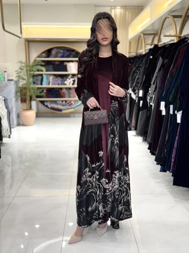 عباية ساندي بقماش مخمل كوري برغندي برسم بيج