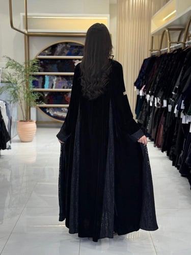 عباية المها بقماش مخمل كوري بكسرات دانتل