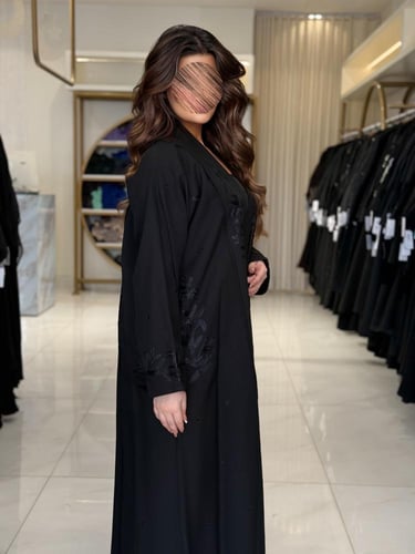 عباية بدريه بقماش كريب الاناقة بتطريز هاري اسود