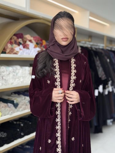 عباية ليليان بقماش مخمل كوري بتطريز عنابي 2