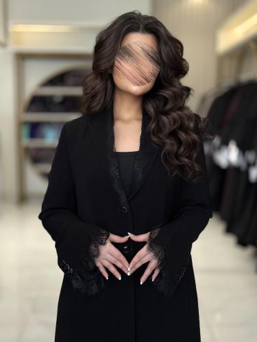 بليزر | عباية جيهان بقماش كريب رموش مزين بدانتل اس...